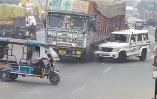 印度一满载大货车遭SUV强挤：避让时爆胎倾倒将其压扁 ！