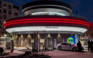 特斯拉首家复古主题餐厅即将开业：车主能吃饭、充电还能看电影 ！