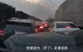 女子高速上连撞四车甩锅给定速巡航：我踩了 没刹住 ！