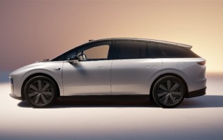 全系一款车23.98万 双腔空悬、电吸门免费送！理想i6一图看懂 !