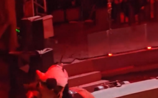 热心男子主动上场挑战节目 裤子掉了 网友：终于知道什么叫转着圈丢人了 ！