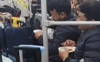 满车厢咖喱味！数名外国人在车厢内吃馅饼 上海地铁回应 ！