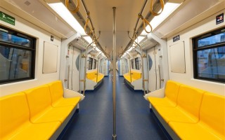 老人谴责女孩不让座 狂骂半个小时引热议：南京地铁回应 没强制规定必须让 !