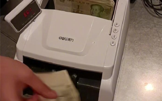 “得力”牌验钞机把50多张真钞识别为假币 店员懵了 !