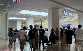 理想i8又要爆的节奏 线下门店看车的人多到要排队 !