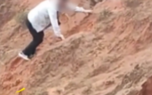 男子踩踏丹霞地貌 景区报警：一脚印60年才能恢复！