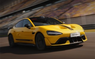 博主将小米SU7 Ultra开到英国：无数老外围观拍照提问 !