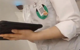 海底捞服务员戴打赏二维码 品牌方回应 ！