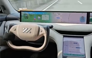 智己汽车高速上自动驾驶 司机放倒后排座椅盖被子睡觉 !