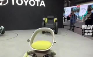 丰田不展车推出新型椅子：造型奇特 没轮子四腿可移动 可让瘫痪者行走 !