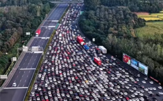 被返程车流震撼到了：一眼望不到头！明天迎来最高峰 !