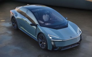 丰田玩激进 买菜车超进化！全新卡罗拉概念车首发 !