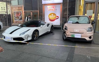 含一辆法拉利488！62岁大妈开车误操作连撞多车：官方通报 ！