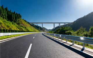 夜间高速上突然出现行人 女司机130码极限躲避 !