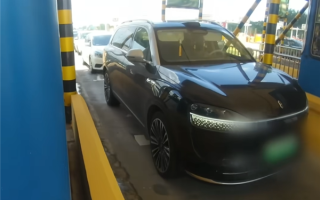 男子开辅助驾驶睡着 车辆堵在高速收费站口被叫醒 !