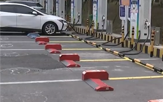 电车停充电车位没充电 结果被收80元占位费！网友热议 ！