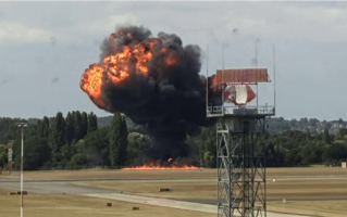 英国一小飞机起飞时坠毁：现场燃起巨大火球 伤亡不明 ！