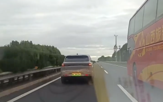 高速上SUV长时间和大巴并行致拥堵 后车闪远光无济于事 !