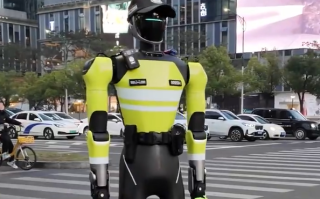 杭州机器人交警火了：可指挥交通 精准识别交通违法行为 ！