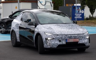 三排六座加长 特斯拉Model Y L实车现身纽北：国产或卖35万 !