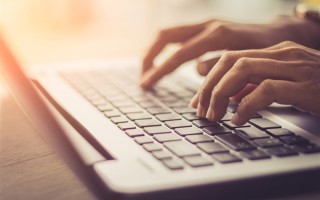 女子休息日回工作消息获赔9万：下班后微信干活算加班 !