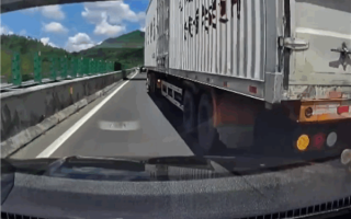 开了辅助驾驶眼睁睁看着追尾半挂车 司机：我以为它能刹住 !