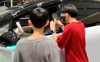 小孩兴奋围观理想i8 直呼真帅：为啥我爸开的L9这么丑 !