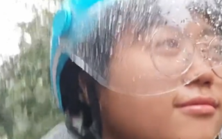 23岁女孩送外卖照顾脑梗爸爸“放心老爸 我送外卖养你” 无数网友看哭 !