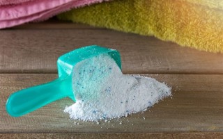 女子照出全家发光源头竟是洗衣粉：全家人衣物存在荧光现象 ！