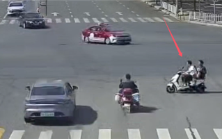 15岁少年无证骑电摩带人逆行闯红灯：被撞受伤还需负全责 !