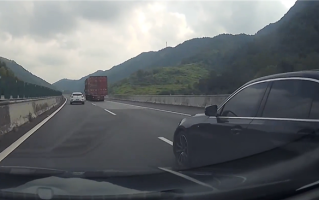 司机霸道抢道还强词夺理：我强行变道 他就该减速！