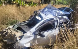 巴西情侣开车去悬崖边亲热：因动作太大致车辆失控双双坠亡 !