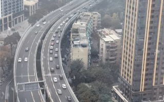 成都堵车也没人走公交车道！本地网友：不是我们素质高 而是摄像头像素高 ！