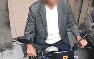 大爷为骑电动车进电梯 一锄头干掉智能阻止系统 !