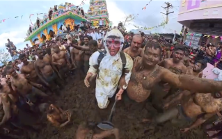 美国博主在印度体验泼粪节被吓到：直言不想有第二次 !