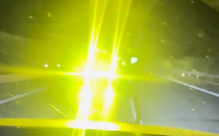 超级刺眼！高速上一福特猛禽装两盏高亮后射灯：如同逆行 !