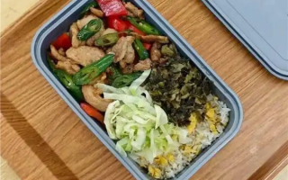 高铁推出17元盒饭 门店现炒：网友直言看完让人胃口大开 !