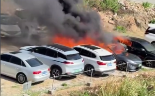 阿维塔06起火引燃7辆车 官方回应：正在调查 具体原因还在核实当中 ！