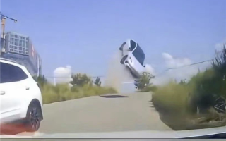 画面堪比特效！景德镇一电车下坡时突然起飞：所幸车内人员无碍 !