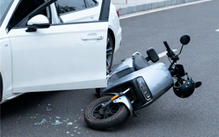 乘客开门杀撞伤人！司机未买商业险 需自负200万元赔偿 !