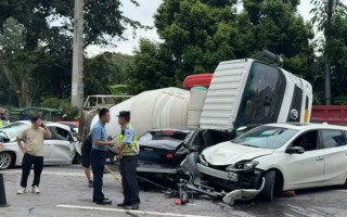 A6L被罐车压顶护住车内乘员！一汽奥迪赠予车主关爱权益 !