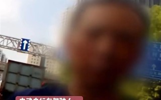 男子骑电动闯红灯被撞后怒吼：千错万错 机动车不能撞人 交警判罚后大快人心 !