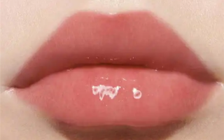 迪奥唇蜜含小米椒提取物 客服：丰唇 营造轻微辣感 ！