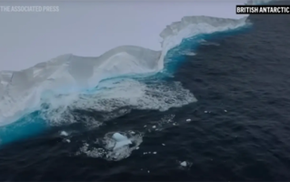 重达万亿吨！全球最大冰山A23a出现崩解迹象 !