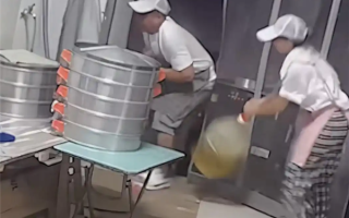 浙江一早餐店老板触电 妻子抄起油桶砸丈夫获网友好评 ！