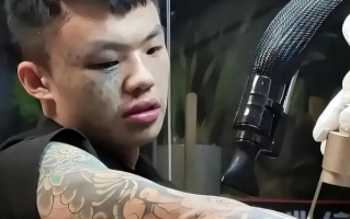 “纹面男孩”称再洗2次纹身就干净了：莫让一时的冲动成为终身的遗憾 ！