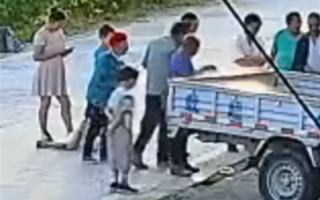 女子误将乙醇当汽油加入油箱 男子为验证点燃乙醇引发爆燃 ！