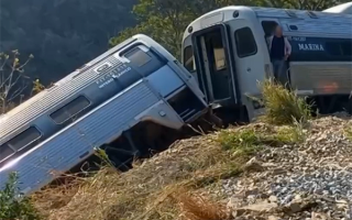 墨西哥一列车脱轨坠入7米深山谷：已致13死98伤 ！