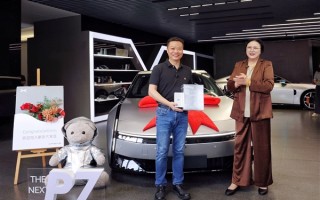 王凤英亲自交车！何小鹏喜提全新小鹏P7：没有鹏翼门的鹏翼版 !