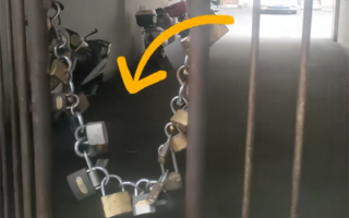 小区大门挂29把锁火了 居民：防外来车辆抢车位 各开各的锁 !